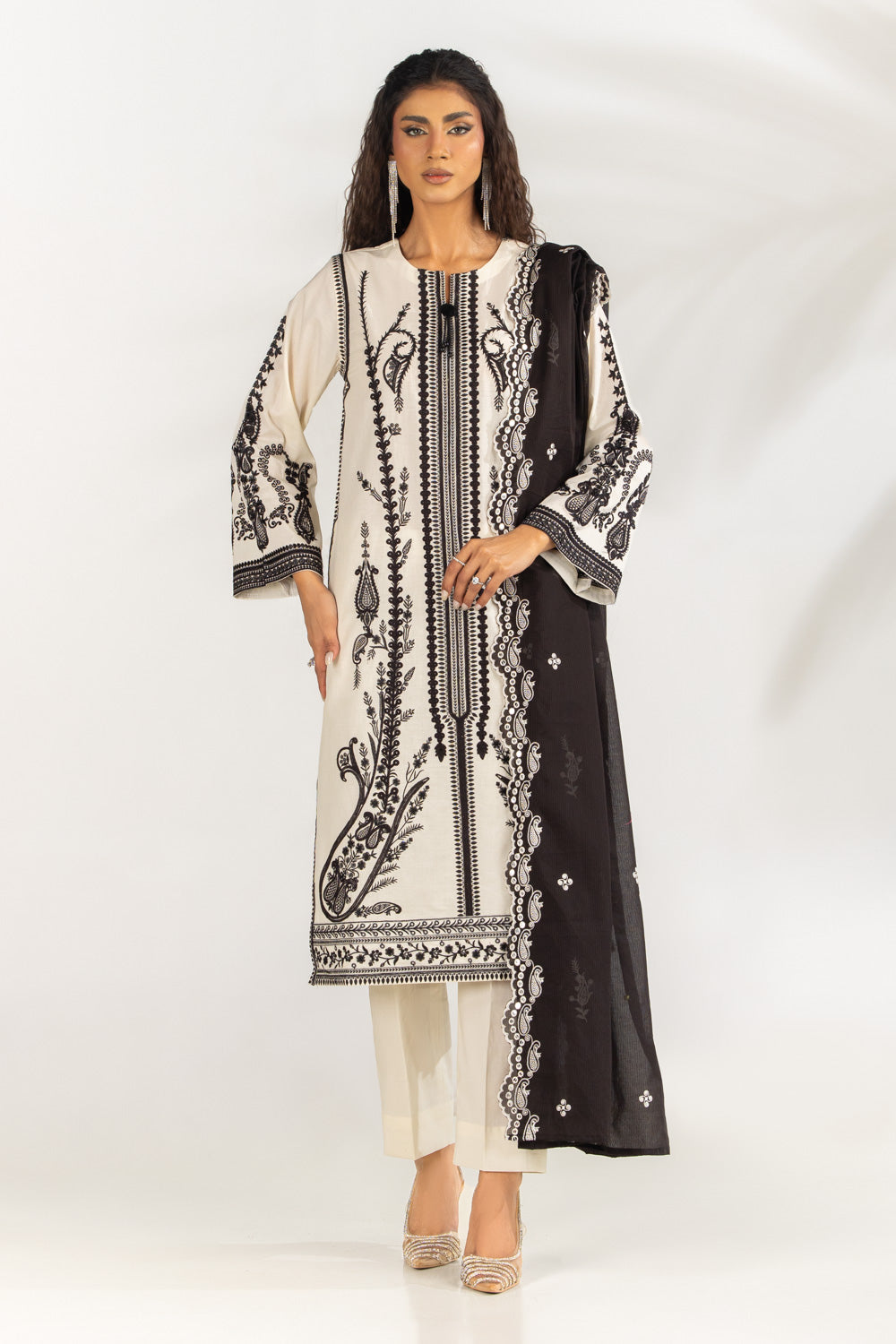 UAE-3PC Lawn Embroidered Suit IUSTKSD-2272
