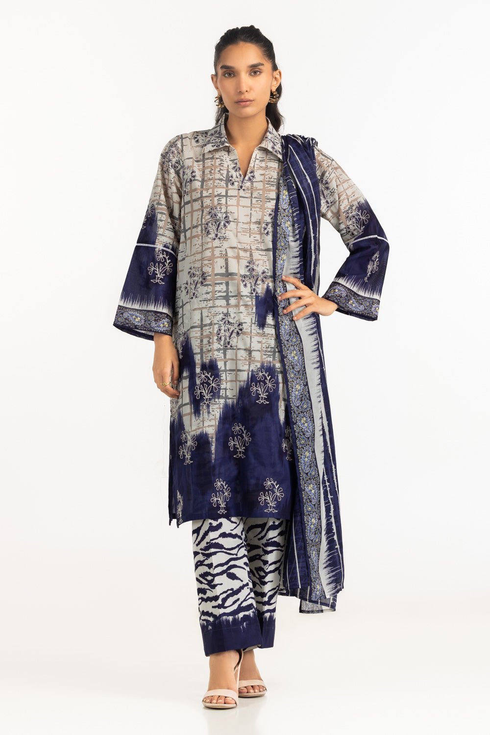 UAE-3PC Lawn Printed Suit With Embroidered IUSTKSD-2119