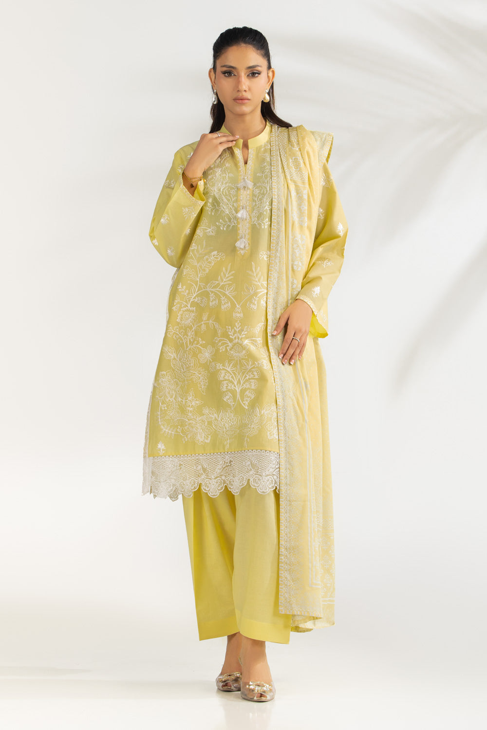UAE-3PC Lawn Printed Suit With Embroidered IUSTKSD-2123