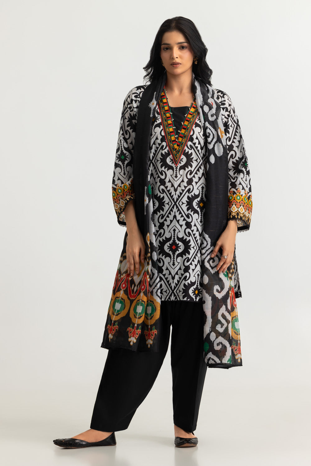 UAE- 3PC Lawn Printed Suit With Embroidered