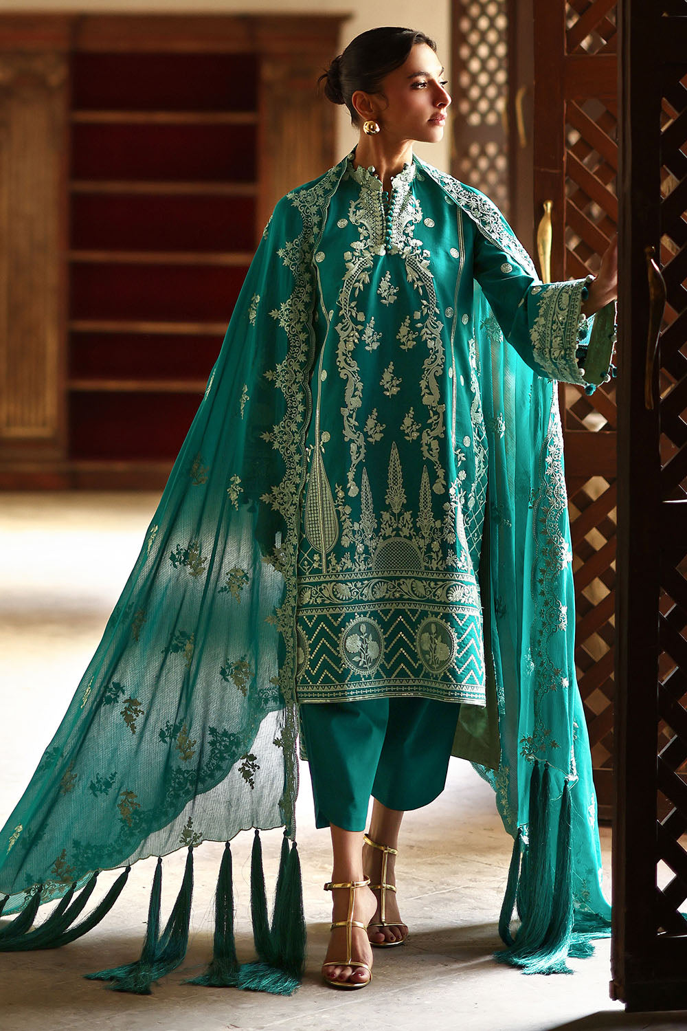 UAE-3 Piece Embroidered Lawn Suit with Organza Applique Borders and Embroidered Denting Lawn Dupatta