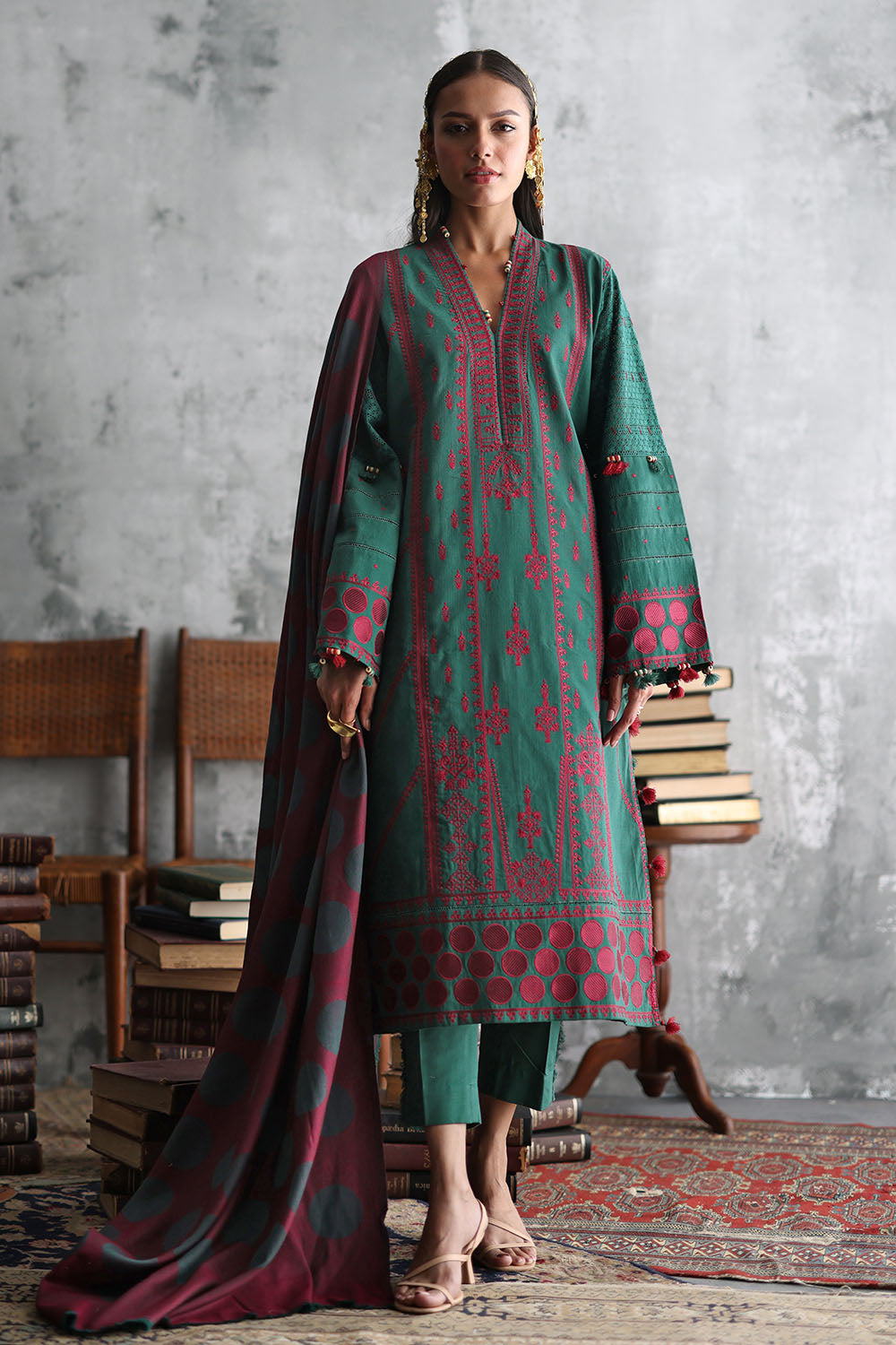 UAE-3 Piece Embroidered Khaddar Suit with Pashmina Jacquard Dupatta