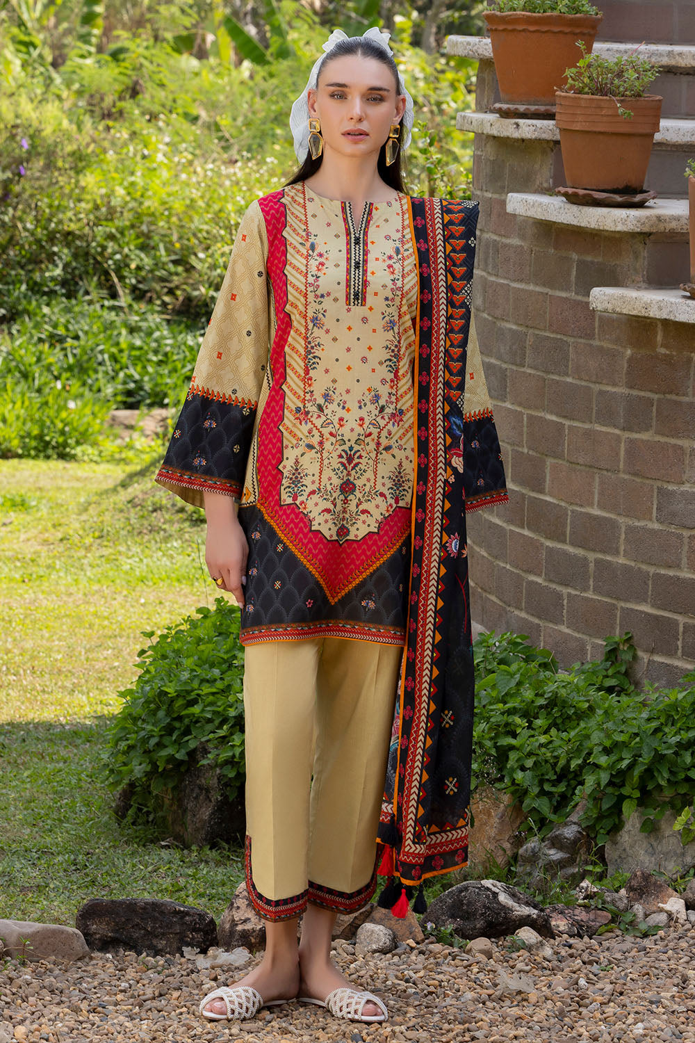 UAE-3 Piece Printed Cambric Suit with Lawn Dupatta