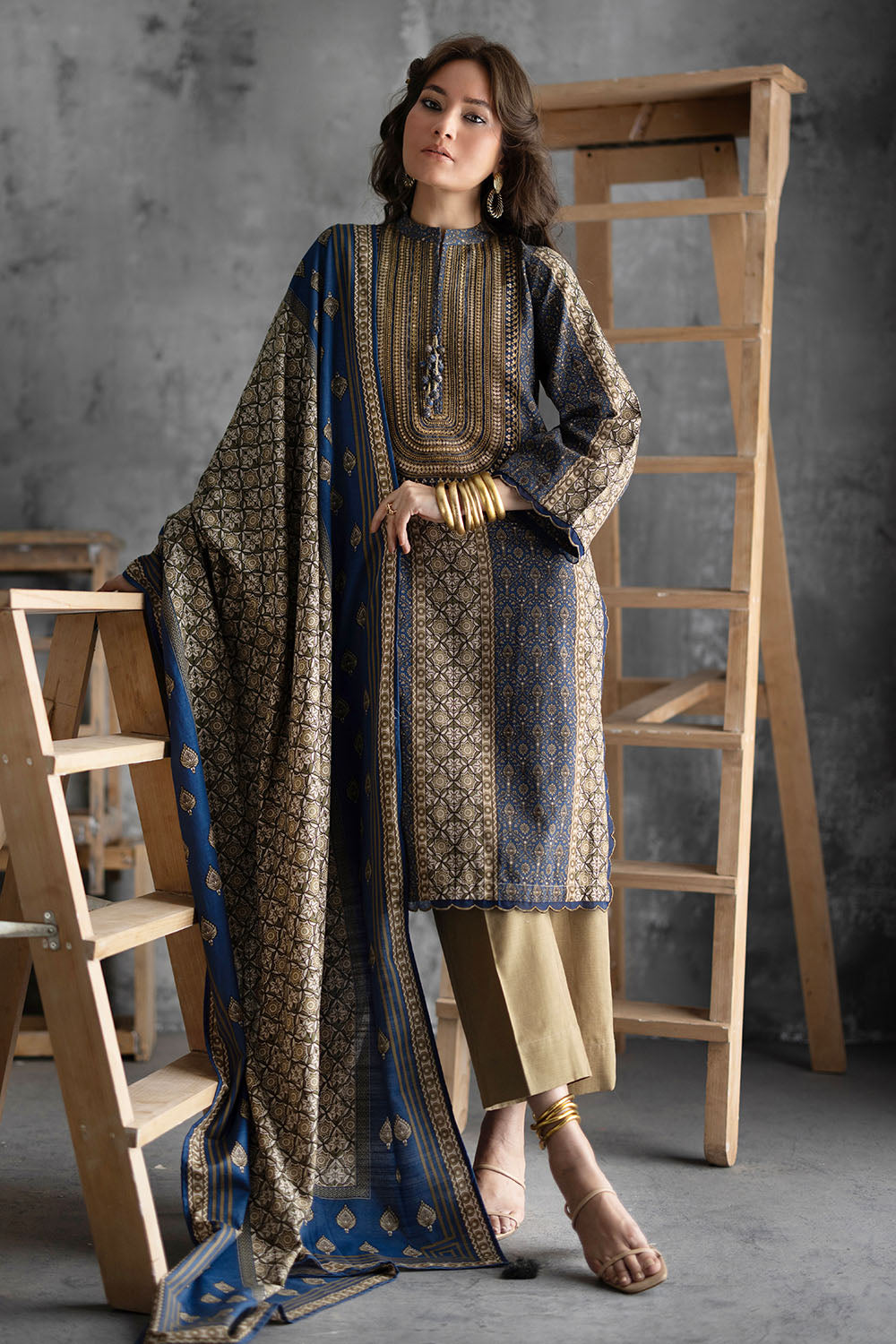 UAE-3 Piece Printed Khaddar Suit with Printed Khaddar Dupatta