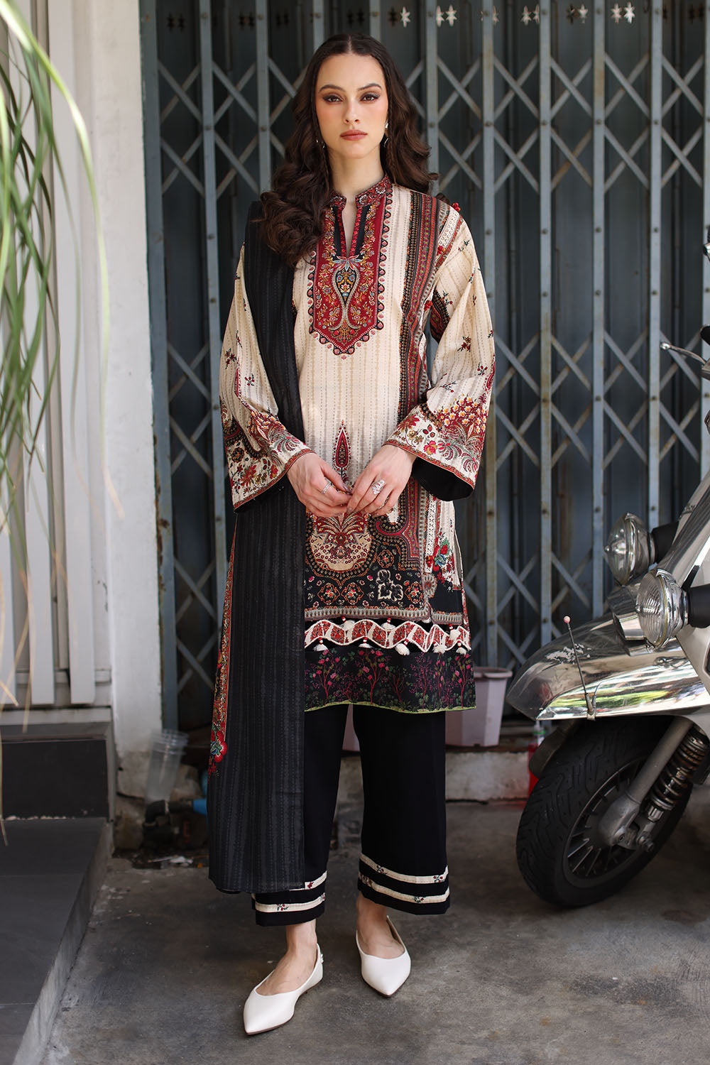 UAE-3 Piece Printed Khaddar Suit with Printed Khaddar Dupatta