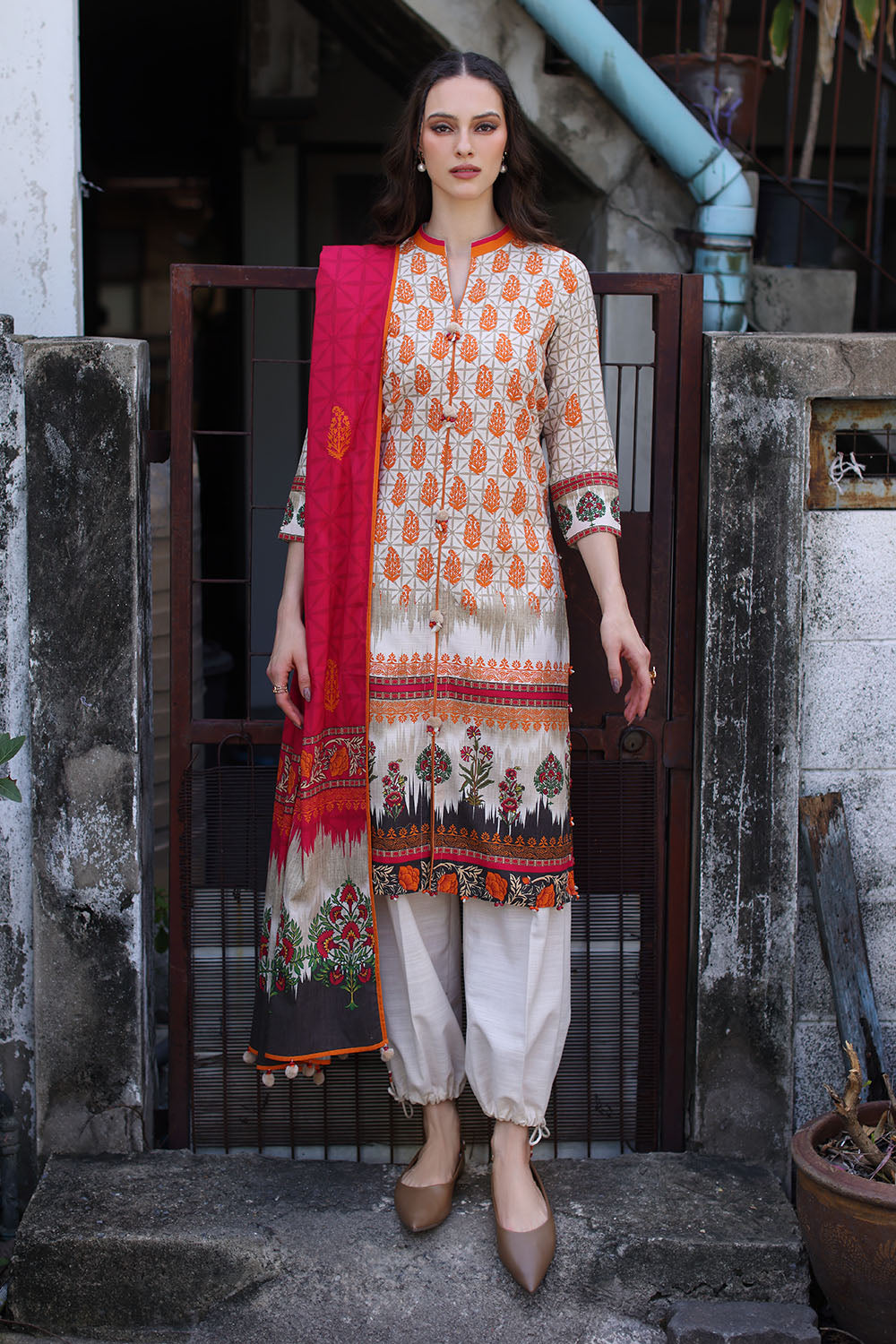UAE-3 Piece Printed Khaddar Suit with Printed Khaddar Dupatta