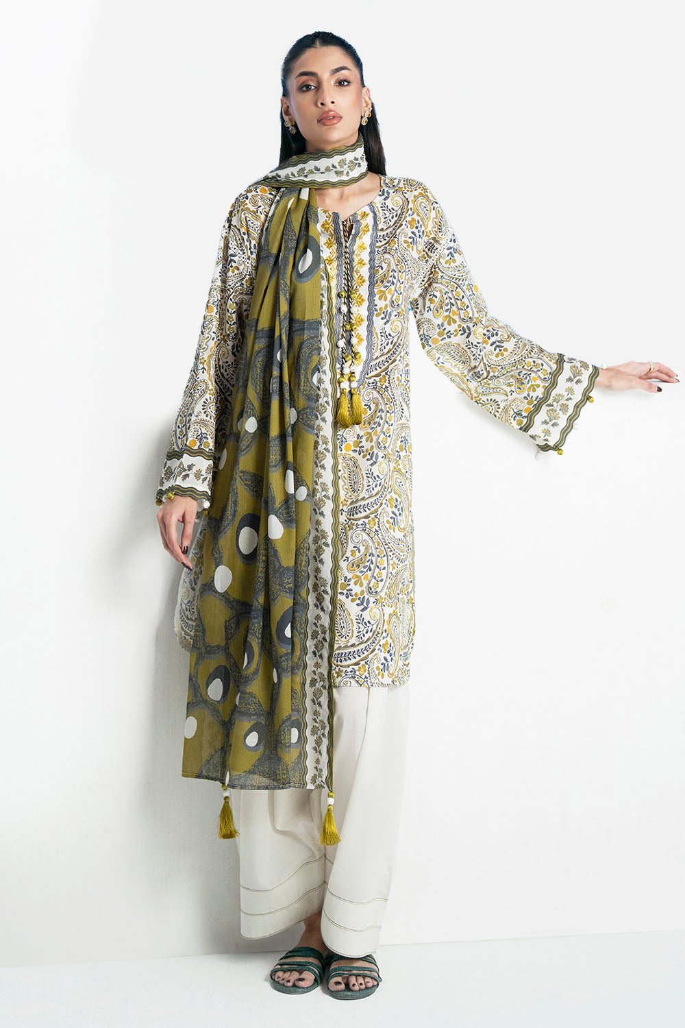 UAE-3 Piece Printed Lawn Suit with Embroidered Organza Neckline CL-62295