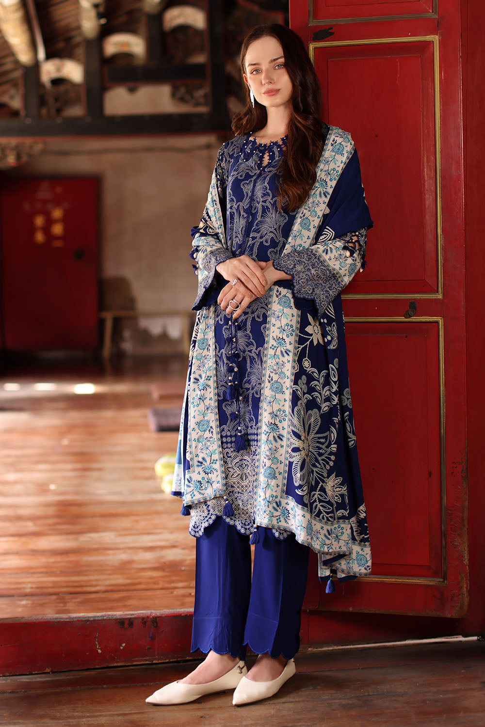 UAE-3 Piece Printed Linen Suit with Printed Linen Dupatta