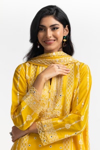 UAE-3PC Lawn Embroidered Suit IUSTKSD-569