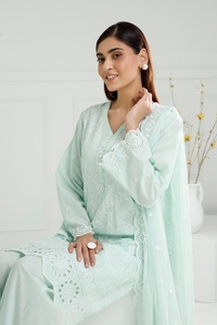 UAE-3PC Lawn Embroidered Suit IUSTKSD-571