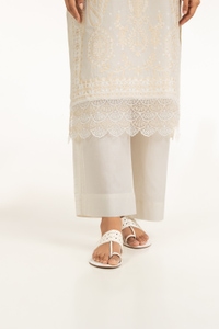 UAE-3PC Lawn Embroidered Suit IUSTKSD-660