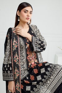 UAE-3PC Lawn Printed Suit With Embroidered IUSTKSD-538