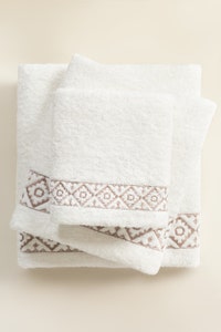 UAE -3PC White Combed Embroidered Towel Set Towel
